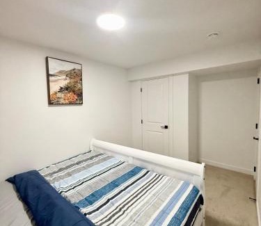 Southwest Edmonton Apartamento | Cozy 2 Bedroom Suite Close to Amenities