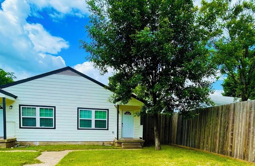 Oak Cliff Casa | Cozy 2-bedroom townhome in charming Dallas with WiFi, AC