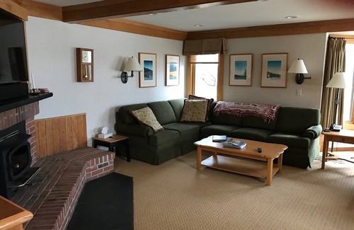 Moscow Cabina | Cozy 2-bedroom Trapp Family Resort cabin, with many amenities in Stowe, Vermont.