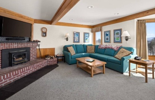 Moscow Cabina | Cozy 2-bedroom Trapp Family Resort cabin, with many amenities in Stowe, Vermont.