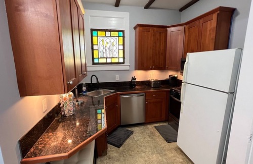 East Carrollton Casa | Cozy 2 Bedroom Uptown