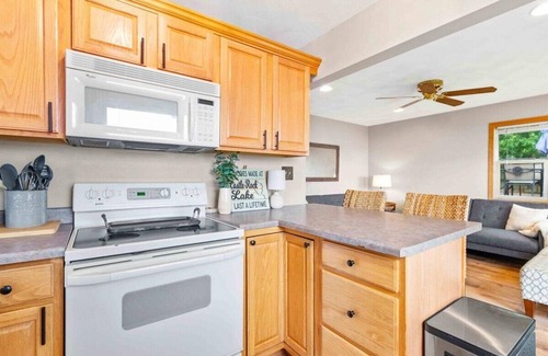 New Lisbon Cabaña | Cozy 2-Bedroom Waterfront Cottage on Castle Rock Lake – Right Next to Shipwreck Bar & Grill