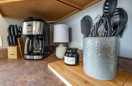 New Lisbon Cabaña | Cozy 2-Bedroom Waterfront Cottage on Castle Rock Lake – Right Next to Shipwreck Bar & Grill