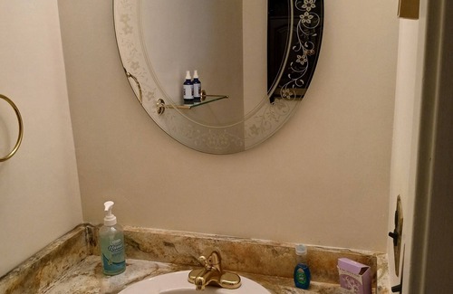 Naugatuck Casa | COZY 2 BRM TOWNHOME WITH SURROUNDING STATE PARKS FOR HIKING/ PET FRIENDLY