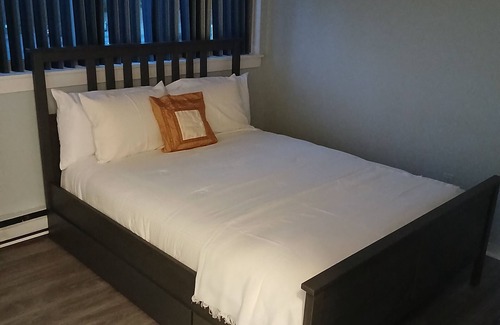 Naugatuck Casa | COZY 2 BRM TOWNHOME WITH SURROUNDING STATE PARKS FOR HIKING/ PET FRIENDLY