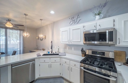 Green Valley Ranch Condominio | Cozy 2-Master bedroom condo with private bathrooms located next to The District.