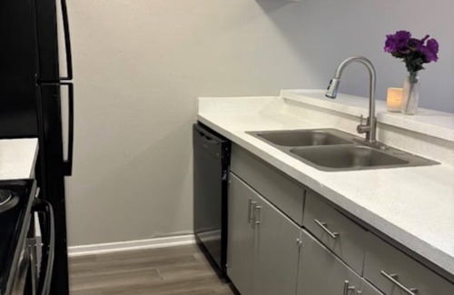 Hurst Apartamento | Cozy 2 Story 2-Bedroom Townhome w/ Private Front Patio