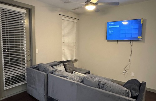 Uptown Apartamento | Cozy 2B2B Pool/Skyline View Near Galleria Mall