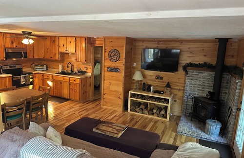 Chocorua Ski and Beach Cabaña | Acogedora casa recientemente renovada 2BD a pie de la playa de arena cerca de North Conway