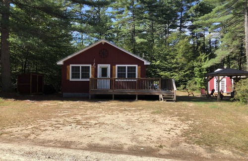 Chocorua Ski and Beach Cabaña | Acogedora casa recientemente renovada 2BD a pie de la playa de arena cerca de North Conway
