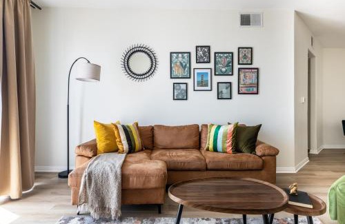 Del Rey Apartamento | Cozy 2BD Retreat in MarinaDelRey!Free Parking&Pool