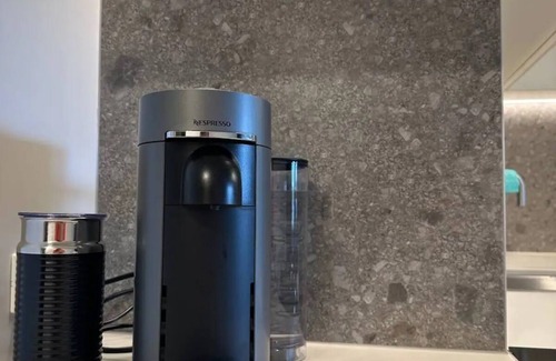Lyneham Apartamento | Cozy 2BR-2BA Rooftop Pool & BBQ, WiFi & Netflix