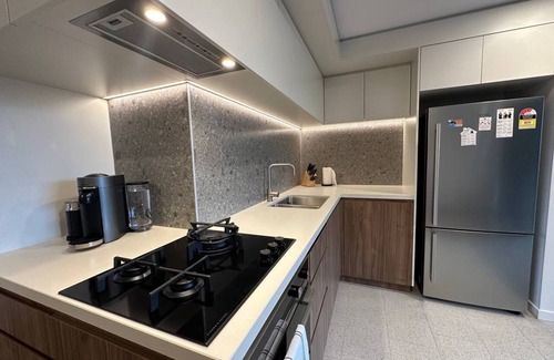 Lyneham Apartamento | Cozy 2BR-2BA Rooftop Pool & BBQ, WiFi & Netflix