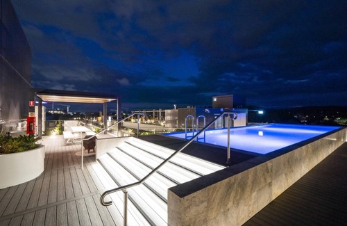 Lyneham Apartamento | Cozy 2BR-2BA Rooftop Pool & BBQ, WiFi & Netflix