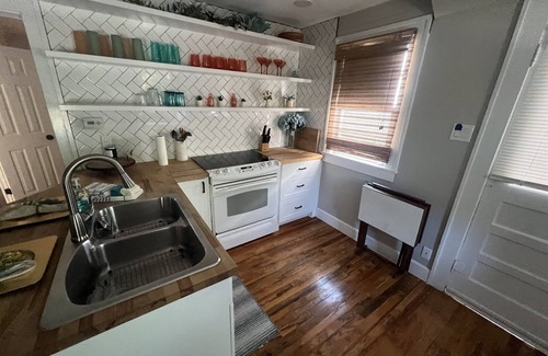 Historic Old Northeast Cabaña | Cozy 2BR Cottage Steps2 Pier, Vinoy, Beach Dr+Bikes