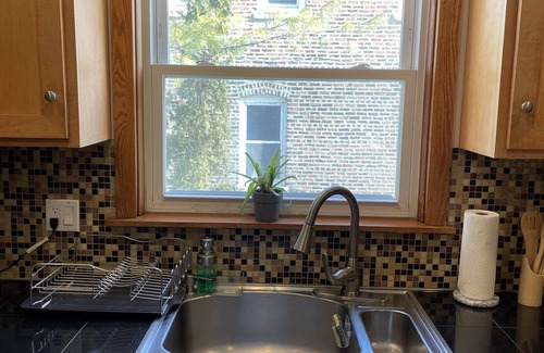 Lower West Side Apartamento | Cozy 2BR haus inn Pilsen with patio and fire pit 🔥