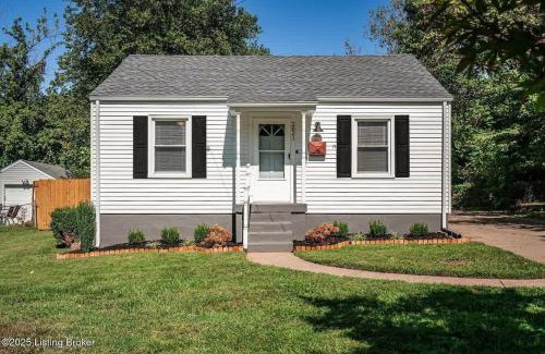 Clifton Heights Casa | Cozy 2BR Home Near Downtown w Backyard & Parking