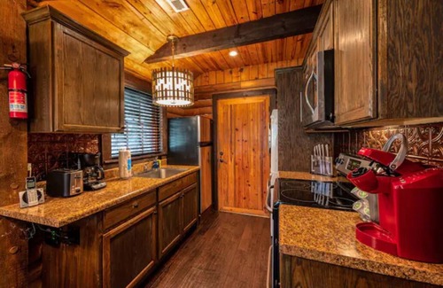 Topton Cabina | Cozy 2BR Lake Cabin – Dock, Hot Tub, Views -Lake Nantahala