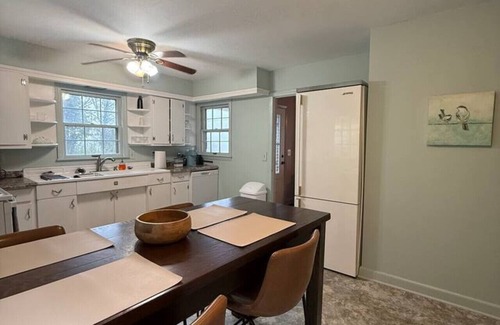Vilas Cabina | Cozy 2BR Mountain Cabin w/ River Views & Patio