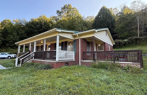 Vilas Cabina | Cozy 2BR Mountain Cabin w/ River Views & Patio