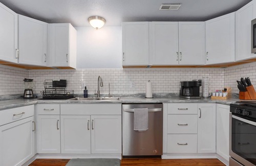 Warrensburg Casa | Cozy 2BR Near UCM King Beds|Family Friendly