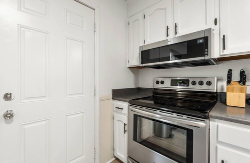 Wellford Casa | Cozy 2BR newly renovated mid-century modern duplex