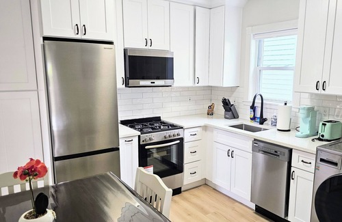 Greenwich Apartamento | Cozy 2br retreat in charming Greenwich. Walk to restaurants & beach!