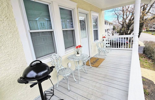 Greenwich Apartamento | Cozy 2br retreat in charming Greenwich. Walk to restaurants & beach!