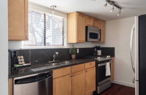 Bouldin Casa | Cozy 2BR Retreat in DT Austin Pets + Parking!