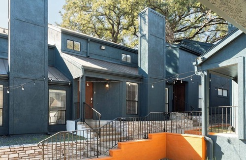 Bouldin Casa | Cozy 2BR Retreat in DT Austin Pets + Parking!