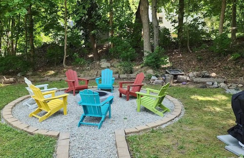 Amston Cabaña | Cozy 3 bd Cottage w/ access to private lake