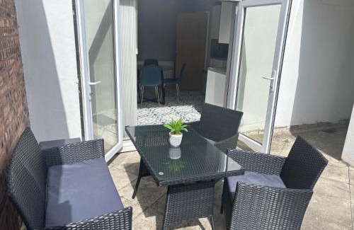 Oldbury Casa | Cozy 3-bed house ideal for families and contractors with Netflix 7 miles for Birmingham City Centre