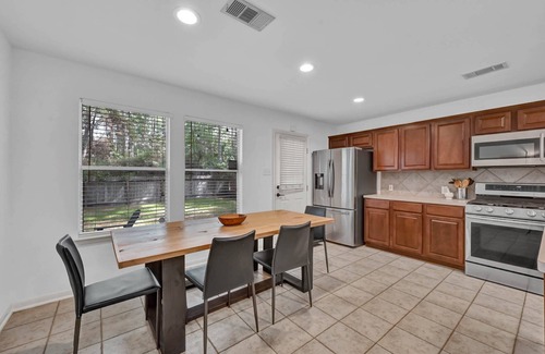 College Park Casa | Cozy 3-Bed Woodland Retreat with Firepit, Game Room, and Fully Equipped Kitchen Near Festival