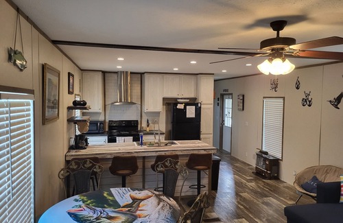 Negreet Casa | Cozy 3-bedroom 2 bath,5beds mobile home. Close to a boat launch. Covered parking