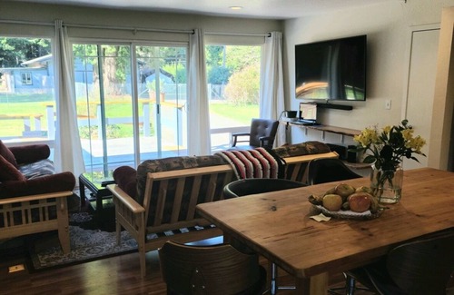 Crescent City Cabina | Cozy 3 bedroom cabin