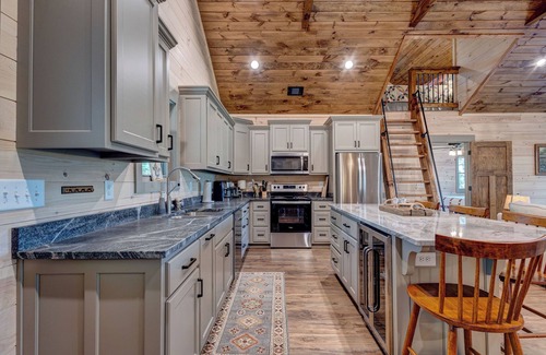 Clarkesville Cabina | Cozy, 3-bedroom cabin with Incredible Views. Central to Hiking and Lake Burton