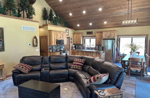 Island Park Cabina | Cozy 3-bedroom cabin with WiFi in soothing Island Park