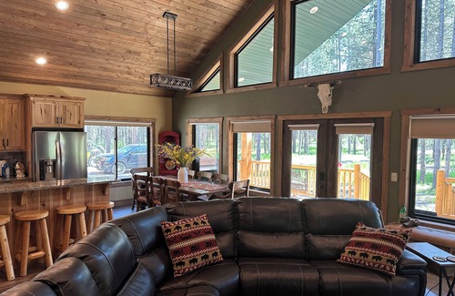 Island Park Cabina | Cozy 3-bedroom cabin with WiFi in soothing Island Park