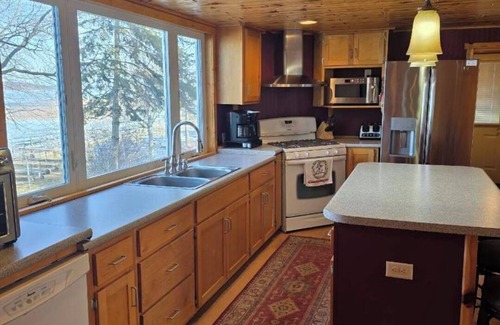 Perham Cabina | Cozy 3-bedroom cabin in wonderful Perham with WiFi, AC and great fishing!