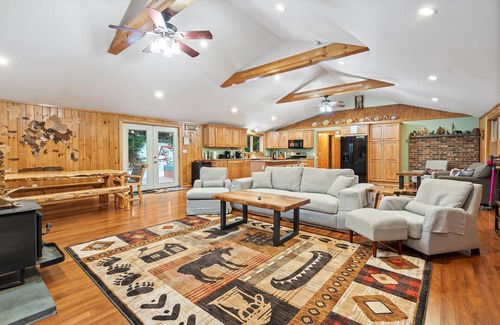 North Haverhill Cabina | Cozy 3-bedroom cabin in charming Haverhill with Hot Tub, Play Area & Fire Pit