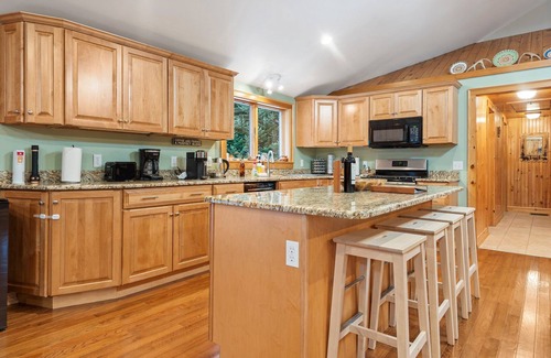 North Haverhill Cabina | Cozy 3-bedroom cabin in charming Haverhill with Hot Tub, Play Area & Fire Pit