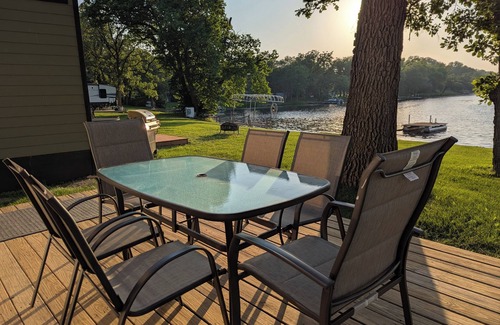 Underwood Cabina | Cozy 3-bedroom cabin just steps from the lake!