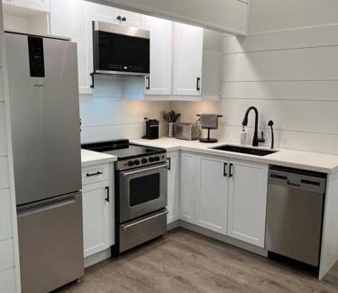 Bracebridge Casa | Cozy 3 Bedroom Cottage on Stunning Muskoka River