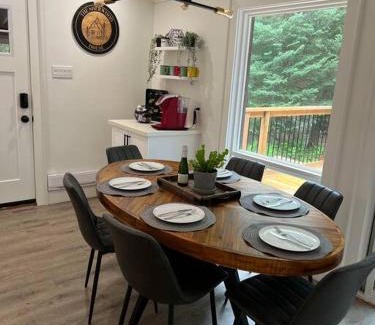 Bracebridge Casa | Cozy 3 Bedroom Cottage on Stunning Muskoka River