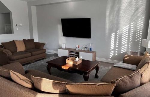 Barrie Casa | Cozy 3 bedroom home perfect for small gatherings