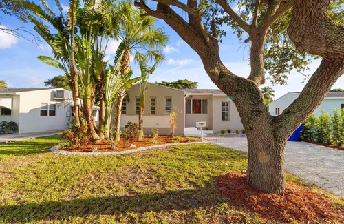 North Central Hollywood Casa | Cozy 3 bedroom home with pool and huge backyard