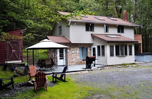 Tunkhannock Township Casa | Cozy 3-bedroom house in secluded area of Pocono Lake!