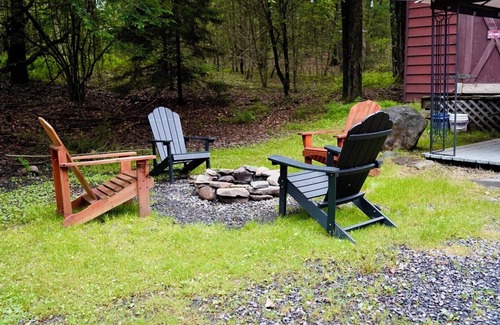 Tunkhannock Township Casa | Cozy 3-bedroom house in secluded area of Pocono Lake!