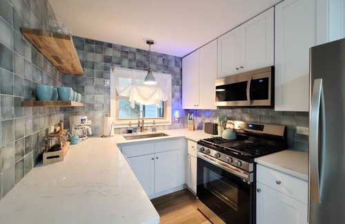 Barrington Cabaña | Cozy 3 bedroom river cottage w/ indoor fireplace