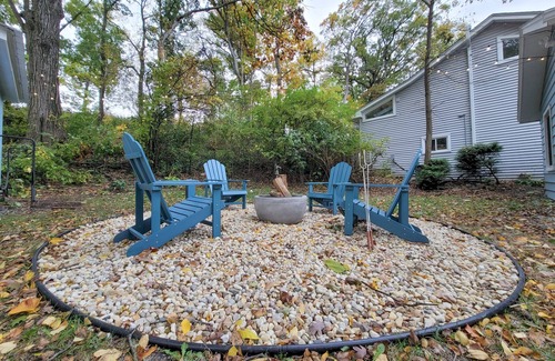 Barrington Cabaña | Cozy 3 bedroom river cottage w/ indoor fireplace